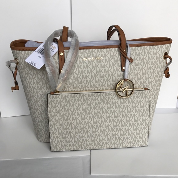 Michael Kors Handbags - ❤️🌷mk drawstring tote/shoulder bag/vanilla/acorn